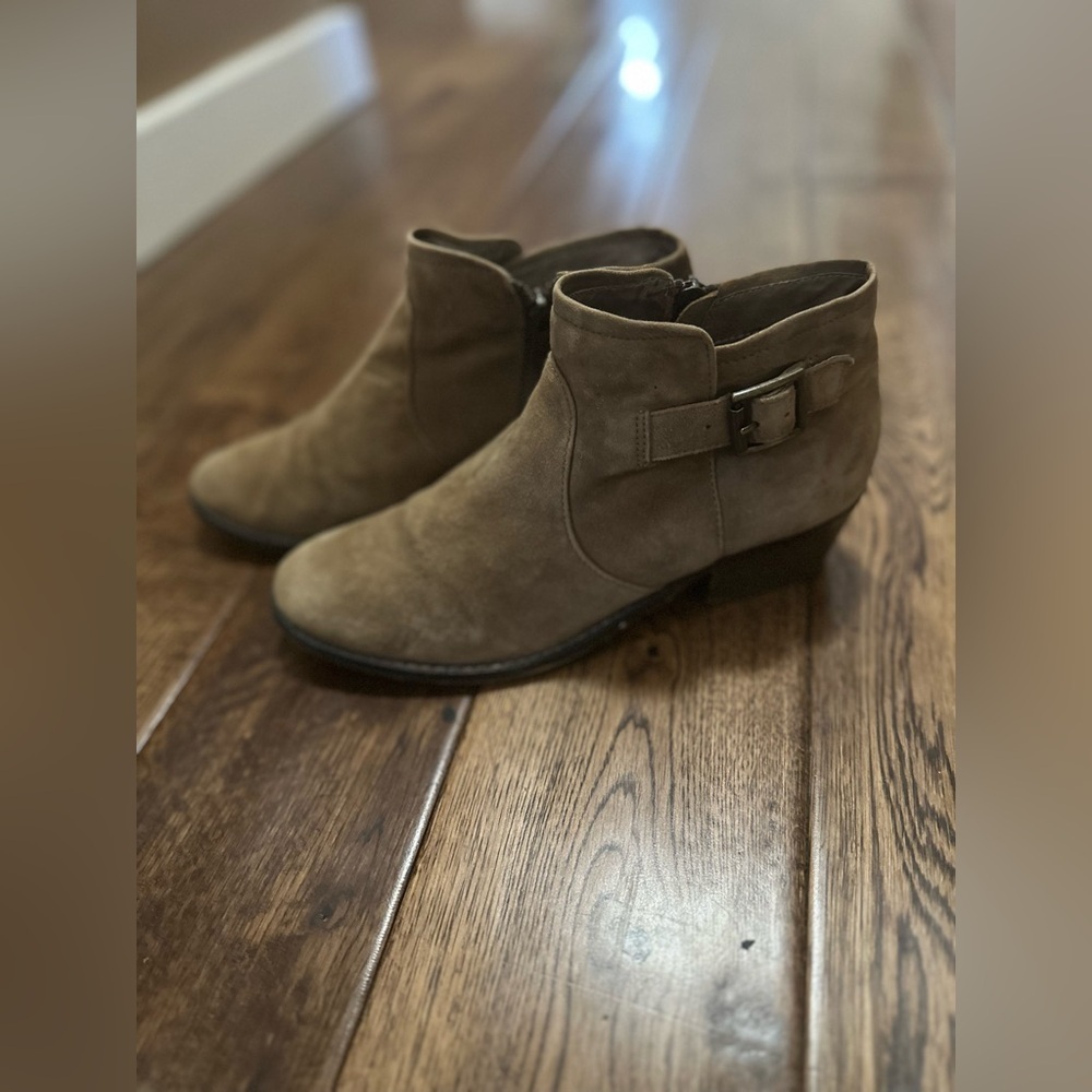 Steve Madden Prizzze Suede Ankle Zip Buckle Block Heel Booties, Taupe, Size 7. - Picture 3 of 15